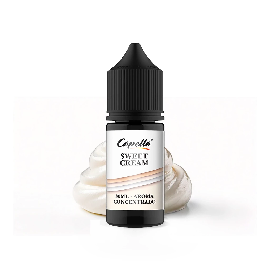 Frasco de aroma Sweet Cream de Capella con tapón negro y etiqueta de 30 ml, delante de una espiral de crema blanca.
