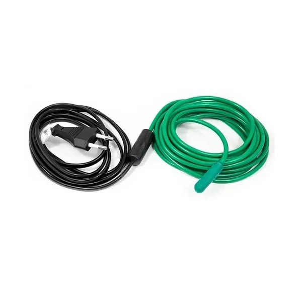 Calentador de tierra con cable verde enrollado, unido a un cable negro con enchufe mediante un conector negro, sobre fondo blanco. Calentador de tierra con cable verde enrollado, unido a un cable negro con enchufe mediante un conector negro, sobre fondo blanco.