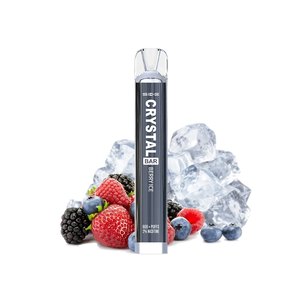 Vapeador SKE Crystal Bar Berry Ice en posición vertical, con cuerpo gris y boquilla transparente, rodeado de frutos rojos y hielo.