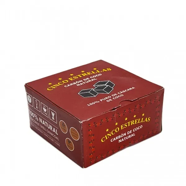 Caja roja de carbón Cinco Estrellas para cachimba, vista en perspectiva, con dibujos de cubos y texto «Carbón de coco natural». Caja roja de carbón Cinco Estrellas para cachimba, vista en perspectiva, con dibujos de cubos y texto «Carbón de coco natural».