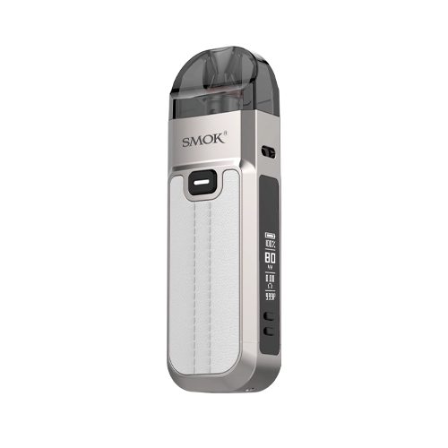 Vapeador SMOK en vista de tres cuartos, con cuerpo plateado, panel blanco con costuras, pantalla lateral y boquilla oscura.