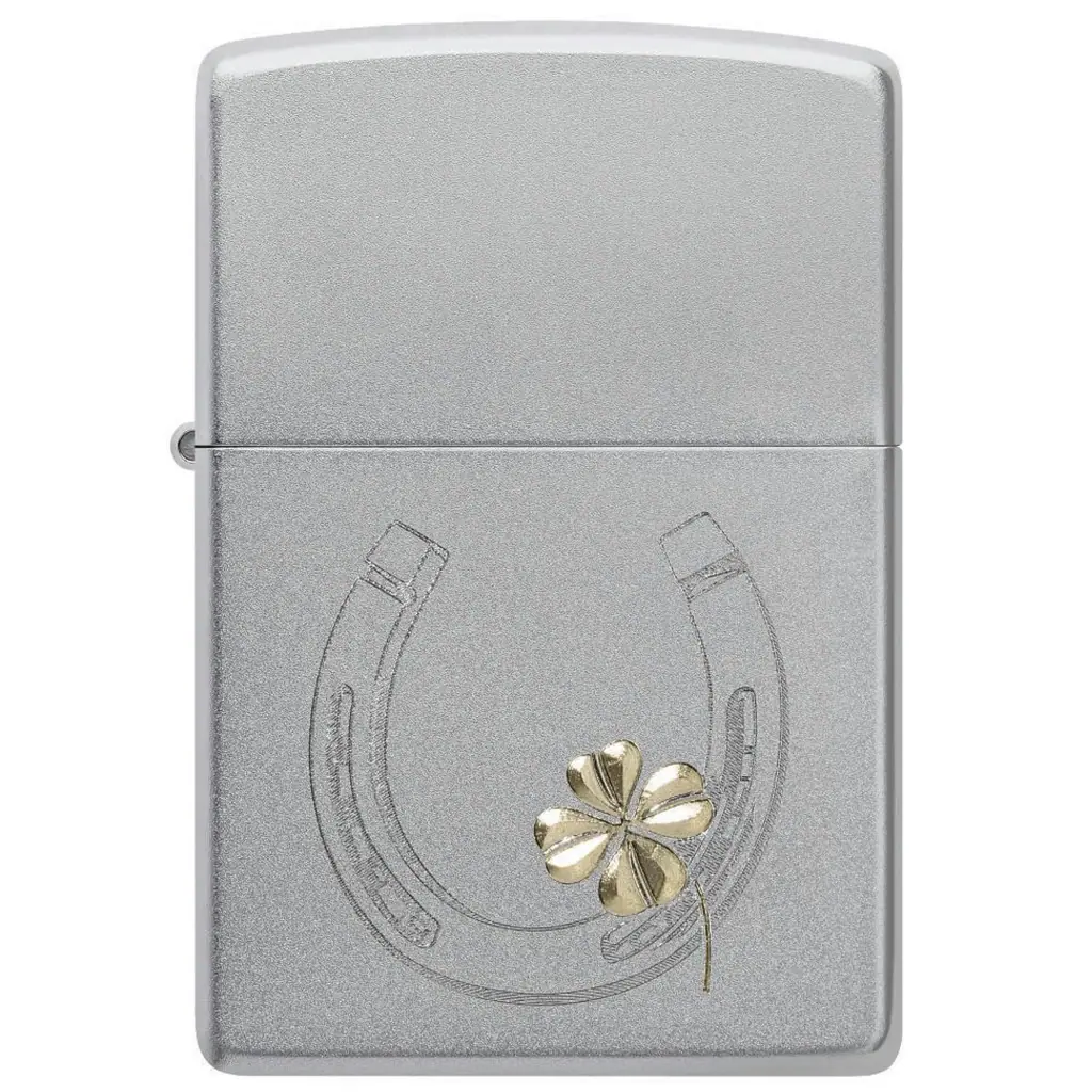 Encendedor Zippo 205Luck cerrado, de acabado plateado, con una herradura grabada y un trébol dorado en la parte frontal.