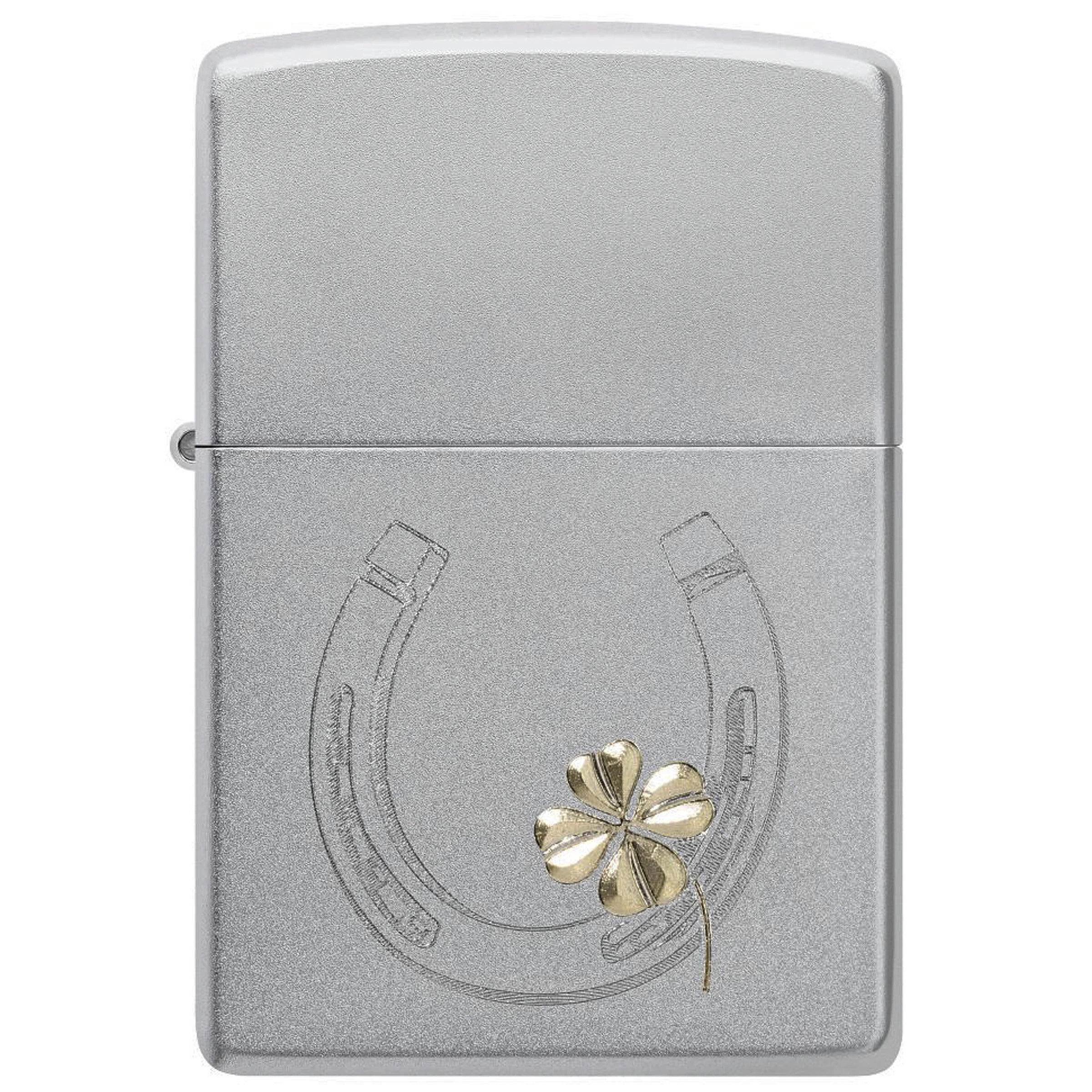 Encendedor Zippo 205Luck cerrado, de acabado plateado, con una herradura grabada y un trébol dorado en la parte frontal.
