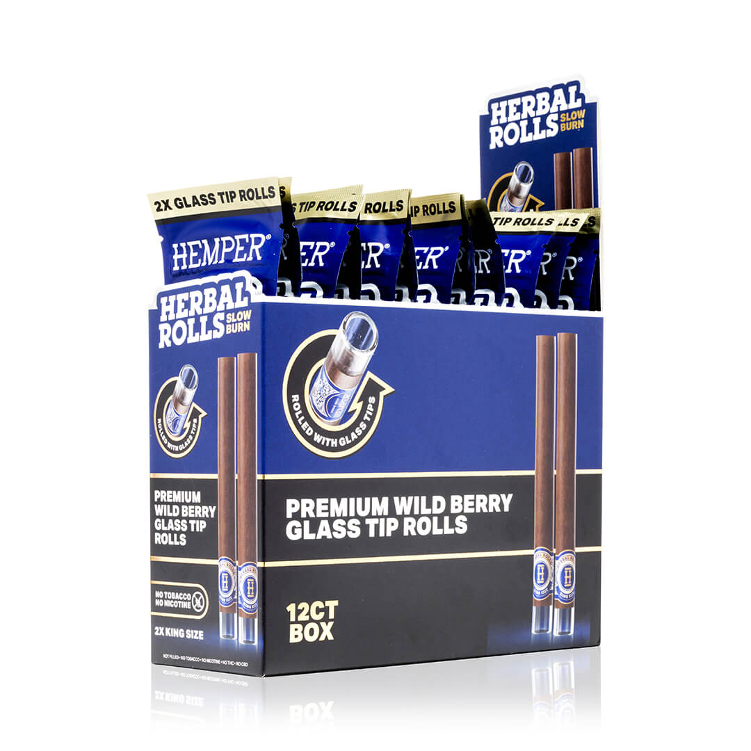 Expositor azul de HEMPER Herbal Rolls Wildberry King Size con sobres individuales e ilustraciones de rollos con boquilla de vidrio.