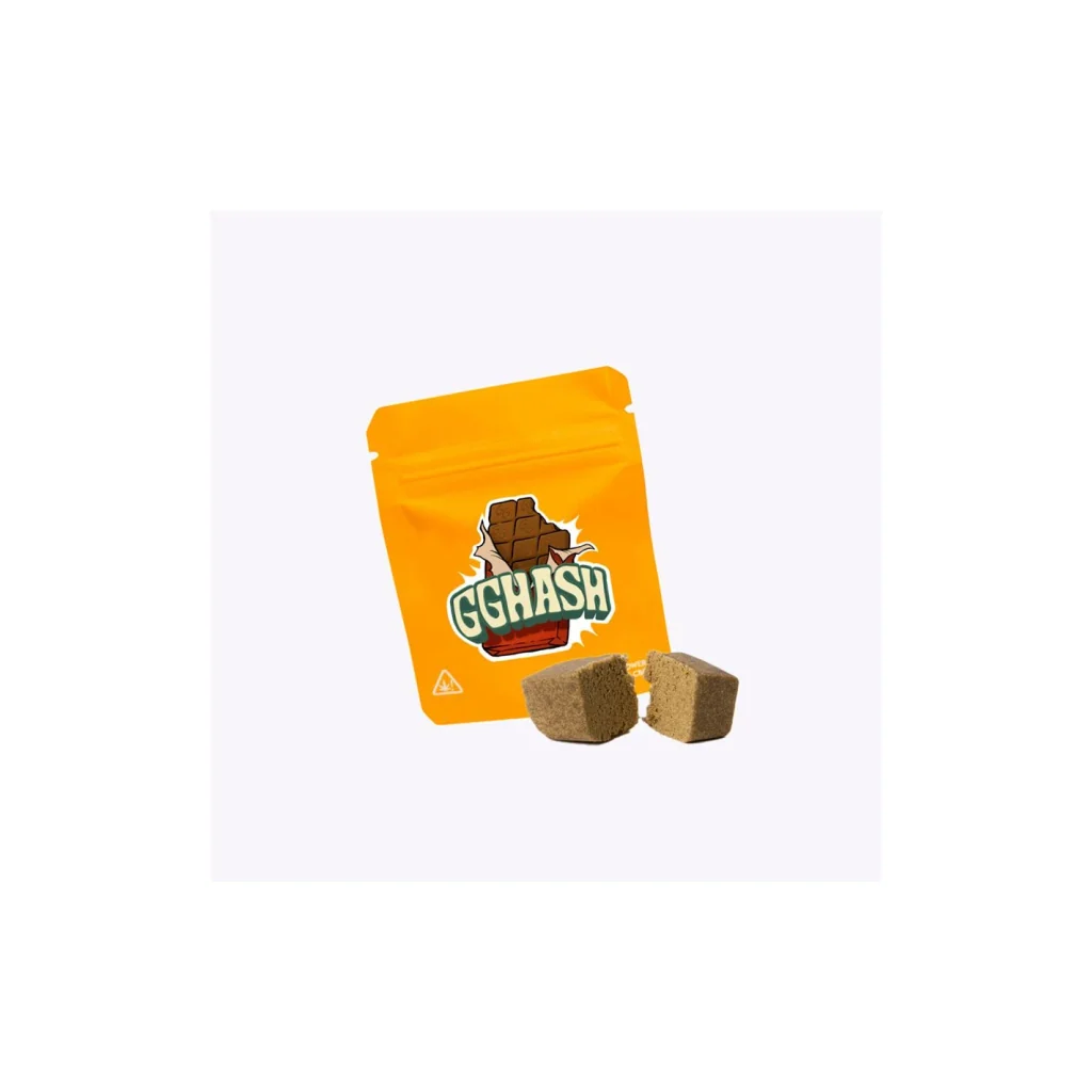 Bolsa naranja de Gorilla Grillz Hash de CBD Naranja con logotipo GGHASH, junto a bloques marrones de textura granulada sobre fondo claro.
