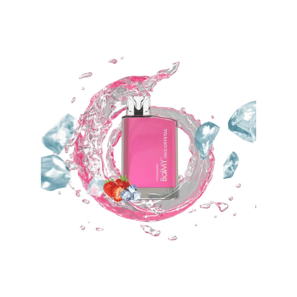 Vaper BalMY GO! Crystal de fresa con cuerpo rosa y boquilla plateada, rodeado de una salpicadura rosa, hielo y una fresa sobre fondo negro.