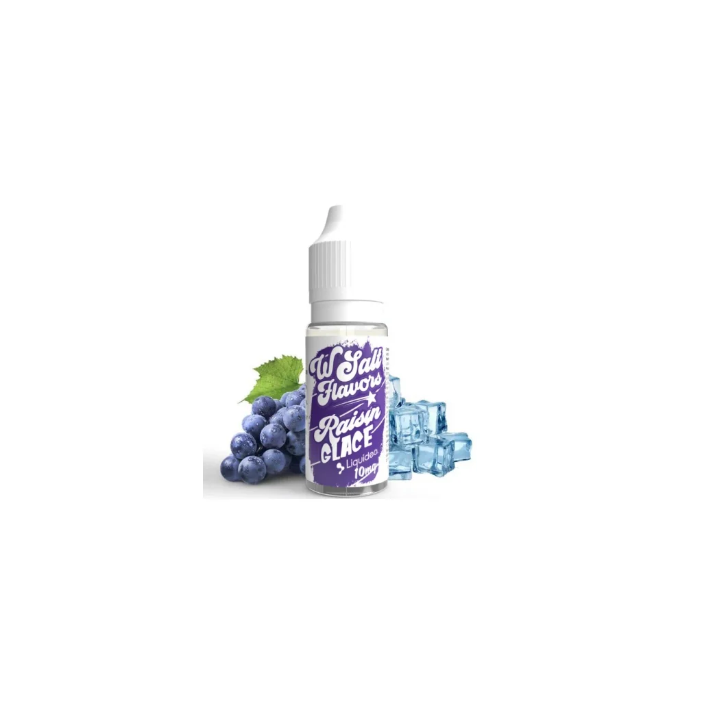 Frasco de Grape Slushie de Liquideo con tapón blanco y etiqueta morada, junto a uvas oscuras y cubitos de hielo sobre fondo blanco.