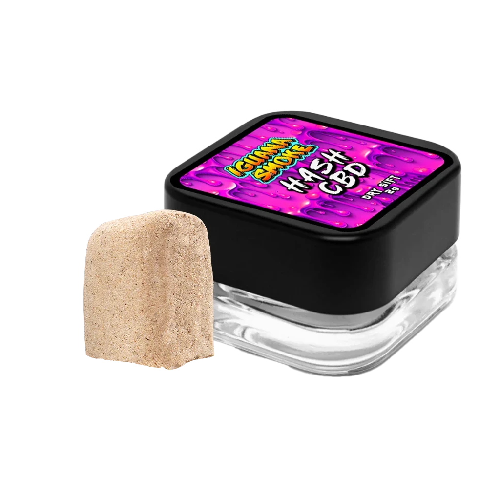 Pieza beige de hash junto a un tarro transparente de tapa negra con etiqueta fucsia Iguana Smoke Hash CBD Dry Sift 2 g, sobre fondo negro.