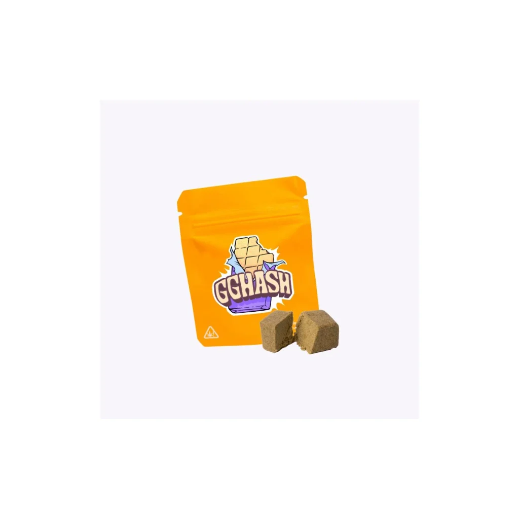 Bolsa naranja con logotipo GGHASH y un puño ilustrado, junto a fragmentos de resina marrón sobre un fondo claro.