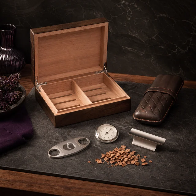 Caja de madera abierta con divisiones, estuche marrón, cortapuros, medidor circular y virutas sobre una superficie oscura. Caja de madera abierta con divisiones, estuche marrón, cortapuros, medidor circular y virutas sobre una superficie oscura.