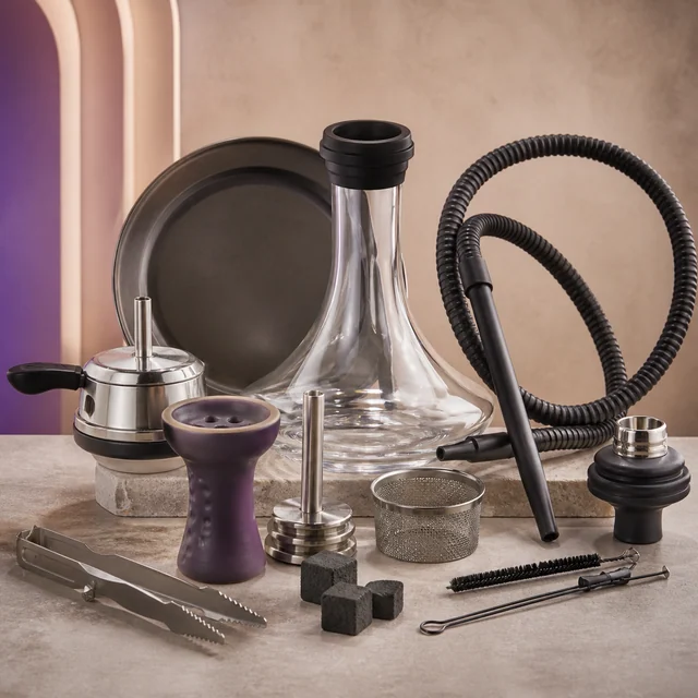Selección de accesorios para cachimba: base transparente, manguera negra, cazoleta morada, plato, pinzas, carbones y cepillos. Selección de accesorios para cachimba: base transparente, manguera negra, cazoleta morada, plato, pinzas, carbones y cepillos.