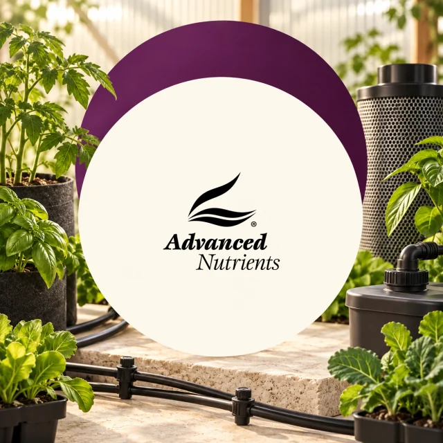 Logotipo negro de Advanced Nutrients sobre un círculo crema, entre plantas, tubos de riego y equipos de cultivo.