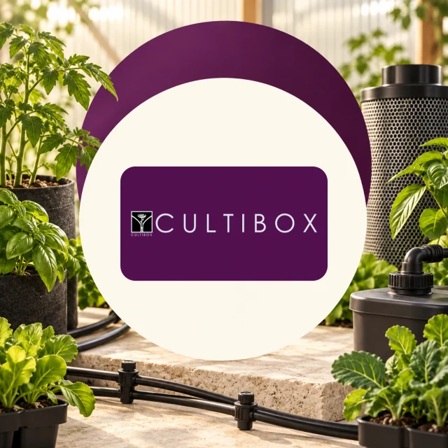 Logotipo Cultibox en un panel circular entre plantas en macetas, tubos de riego y un filtro cilíndrico en un invernadero. Logotipo Cultibox en un panel circular entre plantas en macetas, tubos de riego y un filtro cilíndrico en un invernadero.