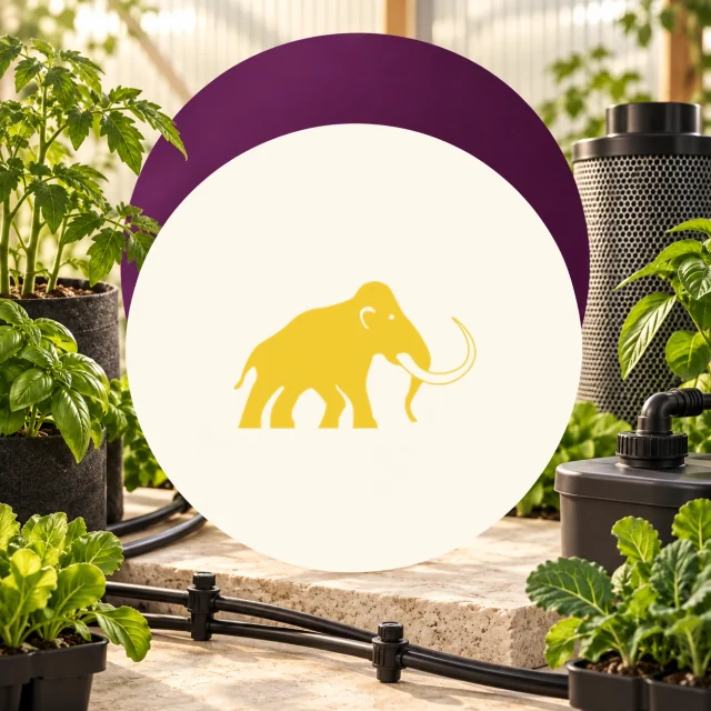 Emblema circular con silueta amarilla de un mamut, rodeado de plantas, tubos de riego y un filtro cilíndrico en un espacio de cultivo. Emblema circular con silueta amarilla de un mamut, rodeado de plantas, tubos de riego y un filtro cilíndrico en un espacio de cultivo.