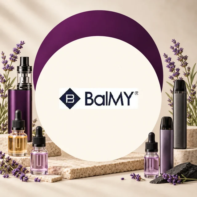Logotipo BalMY en un círculo claro, rodeado de dispositivos de vapeo negros y morados, frascos con cuentagotas y lavanda. Logotipo BalMY en un círculo claro, rodeado de dispositivos de vapeo negros y morados, frascos con cuentagotas y lavanda.