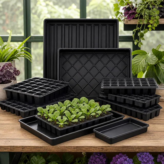 Selección de bandejas negras de cultivo, lisas y con alvéolos, con una bandeja de plántulas sobre una mesa junto a una ventana. Selección de bandejas negras de cultivo, lisas y con alvéolos, con una bandeja de plántulas sobre una mesa junto a una ventana.