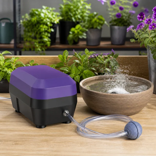 Bomba de aire morada y negra con tubo transparente y piedra difusora junto a un cuenco de agua con burbujas, entre plantas. Bomba de aire morada y negra con tubo transparente y piedra difusora junto a un cuenco de agua con burbujas, entre plantas.