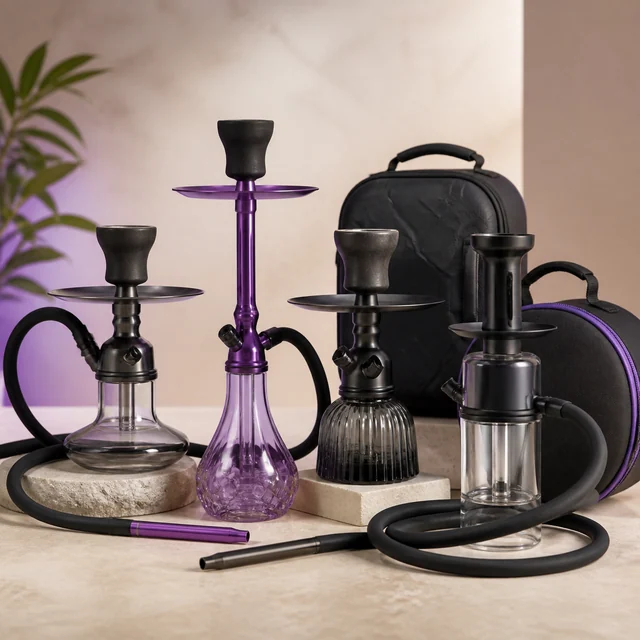 Selección de cuatro cachimbas de distintos tamaños y diseños, en negro y morado, con mangueras, boquillas y estuches al fondo.