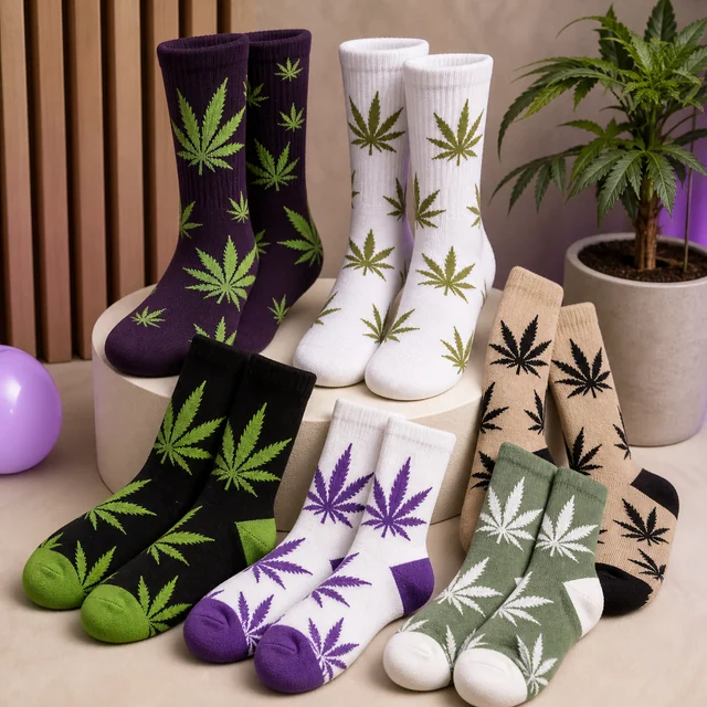 Selección de calcetines con hojas de cannabis, en combinaciones de morado, blanco, negro, beige y verde, dispuestos sobre varios niveles. Selección de calcetines con hojas de cannabis, en combinaciones de morado, blanco, negro, beige y verde, dispuestos sobre varios niveles.