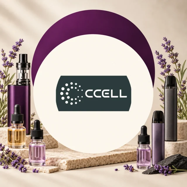 Logotipo blanco de CCELL sobre fondo oscuro, rodeado de vapeadores, frascos con cuentagotas y ramas de lavanda. Logotipo blanco de CCELL sobre fondo oscuro, rodeado de vapeadores, frascos con cuentagotas y ramas de lavanda.