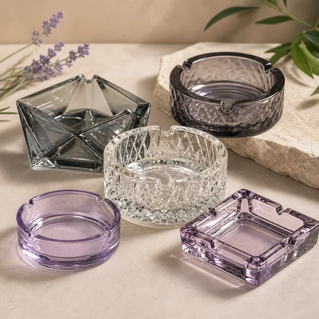 Cinco modelos de ceniceros de cristal, redondos y cuadrados, con acabados lisos o tallados en tonos transparente, ahumado y violeta. Cinco modelos de ceniceros de cristal, redondos y cuadrados, con acabados lisos o tallados en tonos transparente, ahumado y violeta.