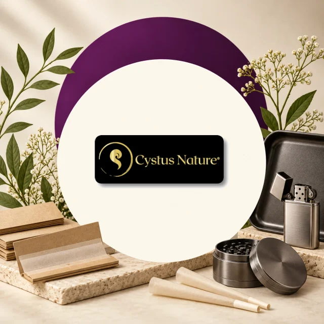 Logotipo Cystus Nature en un recuadro negro, rodeado de papeles y conos para liar, un grinder, un encendedor y una bandeja negra.