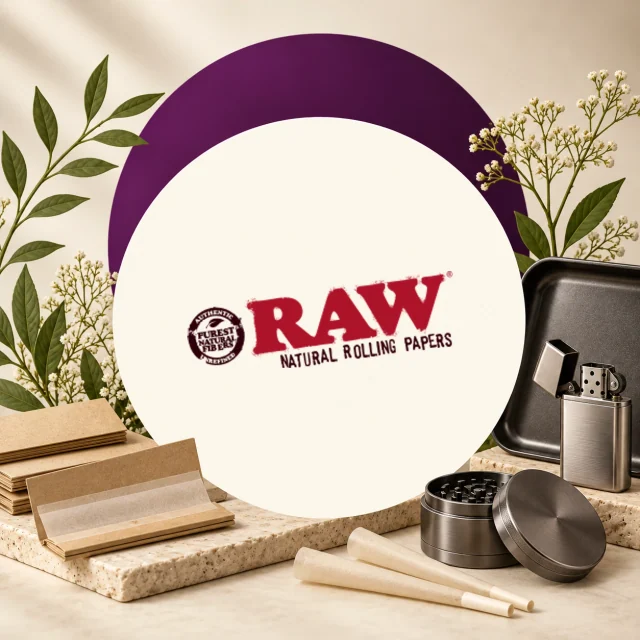 Logotipo RAW rodeado de librillos de papel, conos para liar, un grinder abierto, un encendedor y una bandeja negra. Logotipo RAW rodeado de librillos de papel, conos para liar, un grinder abierto, un encendedor y una bandeja negra.