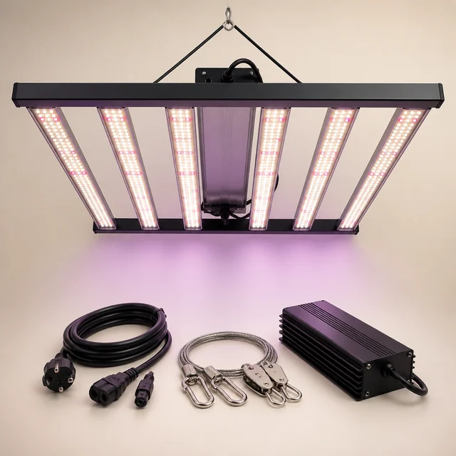 Luminaria de cultivo suspendida con seis barras LED encendidas, junto a un módulo negro, cable de alimentación y cables de suspensión. Luminaria de cultivo suspendida con seis barras LED encendidas, junto a un módulo negro, cable de alimentación y cables de suspensión.