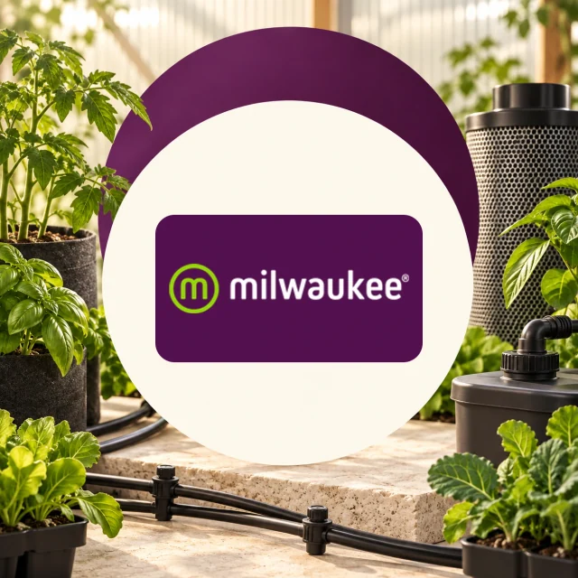 Logotipo Milwaukee blanco y verde sobre fondo morado, enmarcado por plantas, tubos de riego y equipos de cultivo.