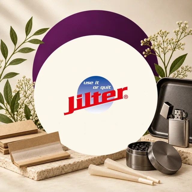 Logotipo Jilter en un círculo crema, rodeado de papeles de liar, conos, un triturador abierto y un encendedor con la tapa levantada. Logotipo Jilter en un círculo crema, rodeado de papeles de liar, conos, un triturador abierto y un encendedor con la tapa levantada.