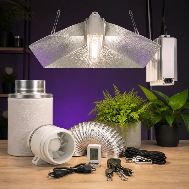 Lámpara encendida con reflector y equipo eléctrico suspendido, junto a filtro, extractor, conducto flexible, cables y poleas. Lámpara encendida con reflector y equipo eléctrico suspendido, junto a filtro, extractor, conducto flexible, cables y poleas.
