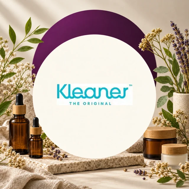 Logotipo turquesa de Kleaner con el texto «The Original», rodeado de frascos ámbar con cuentagotas, tarros y ramas floridas. Logotipo turquesa de Kleaner con el texto «The Original», rodeado de frascos ámbar con cuentagotas, tarros y ramas floridas.