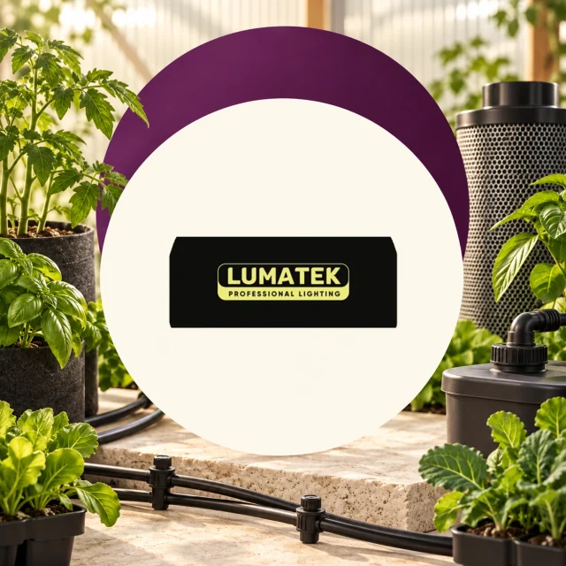 Logotipo de Lumatek Professional Lighting en un círculo crema con arco morado, entre plantas, tubos de riego y un filtro cilíndrico. Logotipo de Lumatek Professional Lighting en un círculo crema con arco morado, entre plantas, tubos de riego y un filtro cilíndrico.