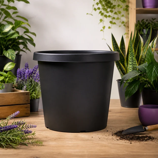Maceta negra vacía de borde ancho sobre una mesa de madera, rodeada de plantas, con una pala y tierra esparcida a su lado. Maceta negra vacía de borde ancho sobre una mesa de madera, rodeada de plantas, con una pala y tierra esparcida a su lado.