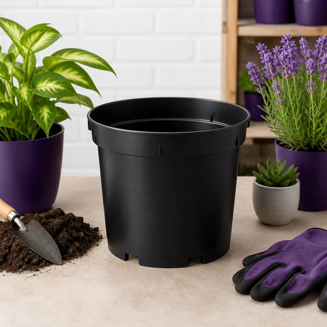 Maceta negra vacía sobre una mesa, con tierra y una pala a la izquierda, guantes morados a la derecha y plantas al fondo. Maceta negra vacía sobre una mesa, con tierra y una pala a la izquierda, guantes morados a la derecha y plantas al fondo.