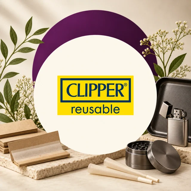 Logotipo Clipper reusable rodeado de un encendedor metálico abierto, bandeja negra, triturador y papeles de liar.