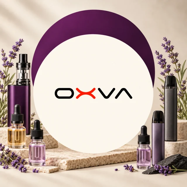 Logotipo OXVA rodeado de un vapeador con depósito, dos dispositivos tipo pod y frascos con cuentagotas, entre flores moradas. Logotipo OXVA rodeado de un vapeador con depósito, dos dispositivos tipo pod y frascos con cuentagotas, entre flores moradas.