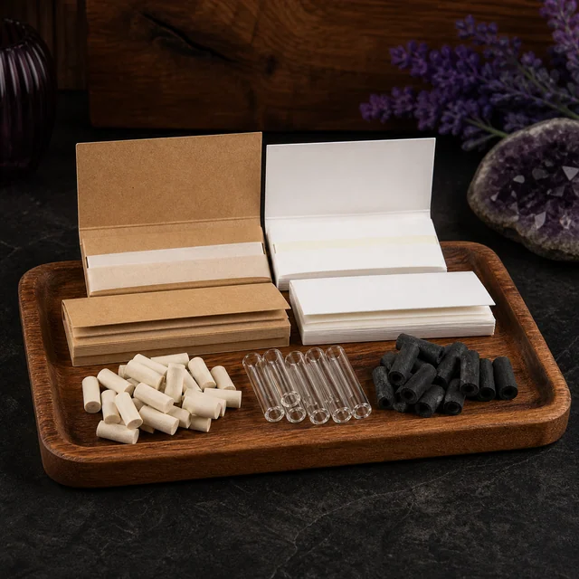 Bandeja de madera con librillos de papel abiertos y apilados, filtros cilíndricos blancos y negros y boquillas transparentes. Bandeja de madera con librillos de papel abiertos y apilados, filtros cilíndricos blancos y negros y boquillas transparentes.