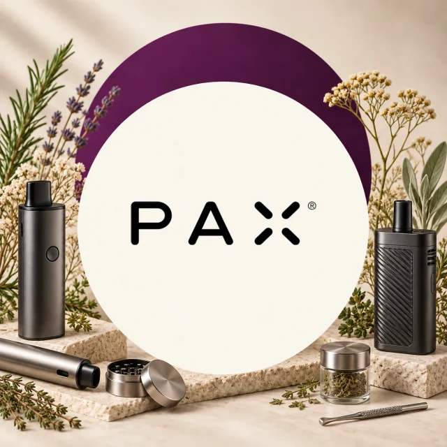 Logotipo PAX en un círculo claro, rodeado de vaporizadores de distintos formatos, un grinder abierto, un tarro y ramas vegetales. Logotipo PAX en un círculo claro, rodeado de vaporizadores de distintos formatos, un grinder abierto, un tarro y ramas vegetales.