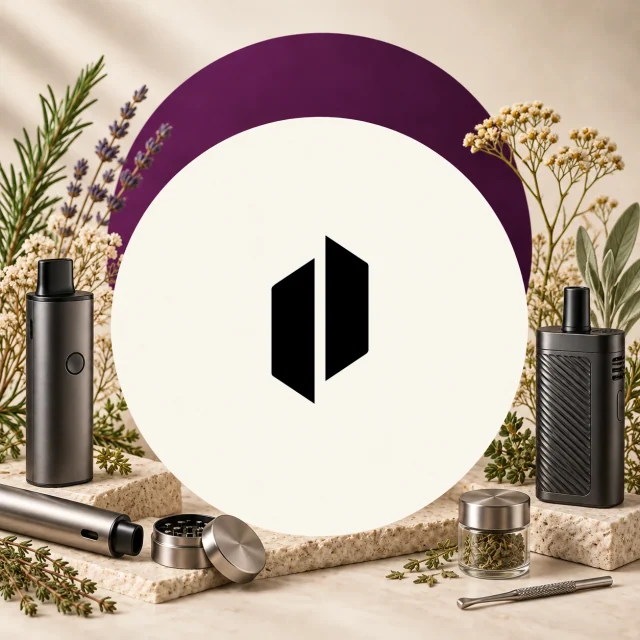 Selección de vaporizadores de distintas formas junto a un molinillo y un frasco con hierba, alrededor de un emblema negro central. Selección de vaporizadores de distintas formas junto a un molinillo y un frasco con hierba, alrededor de un emblema negro central.