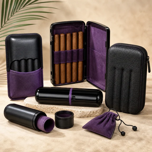 Selección de estuches y fundas para puros en negro y morado, con un estuche abierto que muestra cinco puros y una pequeña bolsa. Selección de estuches y fundas para puros en negro y morado, con un estuche abierto que muestra cinco puros y una pequeña bolsa.
