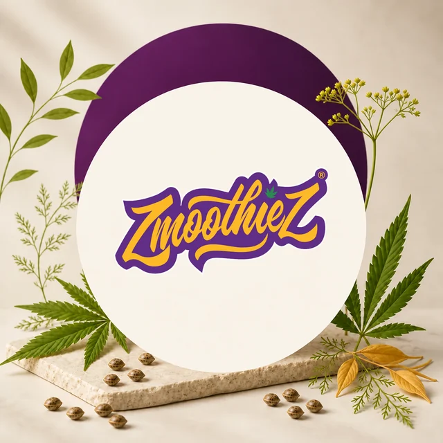 Logotipo amarillo y morado de ZmoothieZ sobre un círculo claro, rodeado de hojas de cannabis, semillas y ramas decorativas. Logotipo amarillo y morado de ZmoothieZ sobre un círculo claro, rodeado de hojas de cannabis, semillas y ramas decorativas.