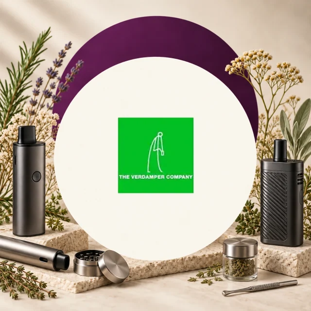 Logotipo de The Verdamper Company rodeado de vaporizadores, un triturador, un frasco con hierbas y ramas aromáticas. Logotipo de The Verdamper Company rodeado de vaporizadores, un triturador, un frasco con hierbas y ramas aromáticas.