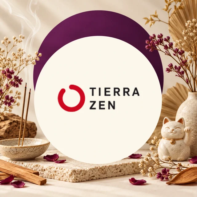 Logotipo de Tierra Zen en un círculo crema, rodeado de incienso humeante, flores secas y una figura de gato con la pata alzada. Logotipo de Tierra Zen en un círculo crema, rodeado de incienso humeante, flores secas y una figura de gato con la pata alzada.