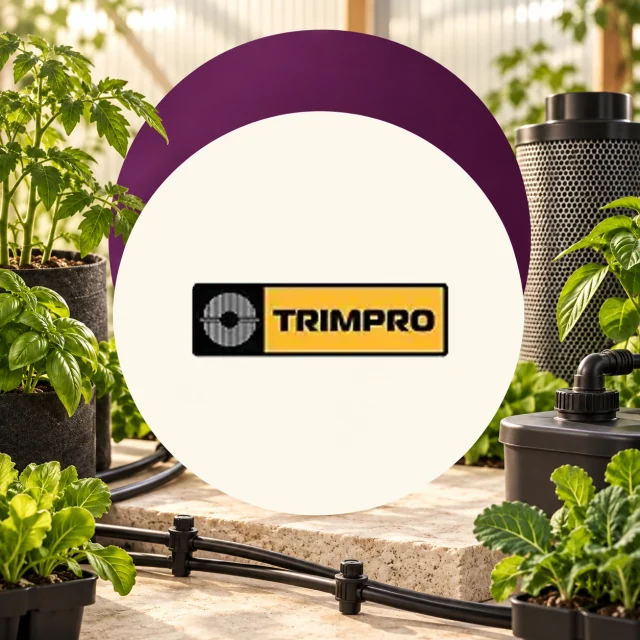 Logotipo Trimpro en un círculo claro con arco morado, rodeado de plantas, tubos de riego y un filtro cilíndrico. Logotipo Trimpro en un círculo claro con arco morado, rodeado de plantas, tubos de riego y un filtro cilíndrico.