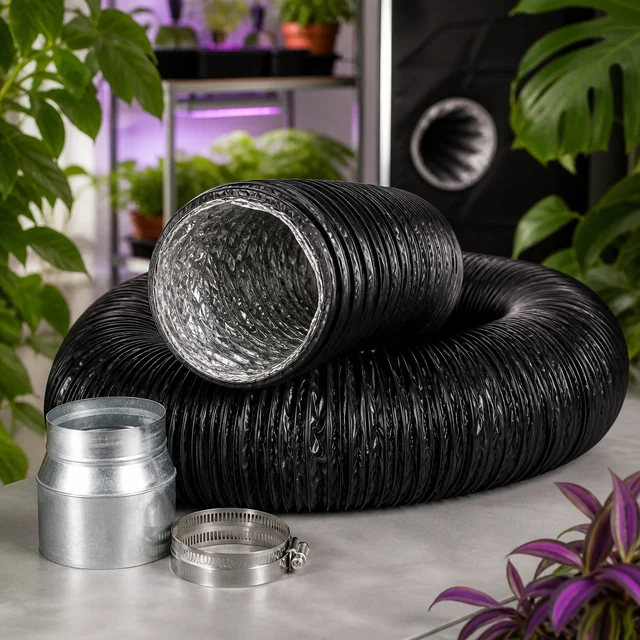 Tubo flexible de ventilación negro enrollado, con interior plateado visible, junto a un adaptador y dos abrazaderas metálicas. Tubo flexible de ventilación negro enrollado, con interior plateado visible, junto a un adaptador y dos abrazaderas metálicas.