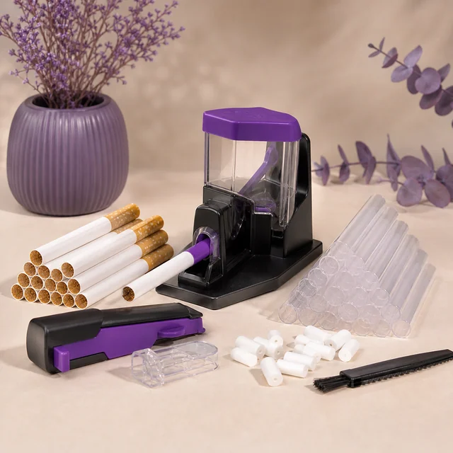 Máquina de rellenar cigarrillos negra y morada junto a tubos de cigarrillo, filtros blancos, tubos transparentes y un cepillo.