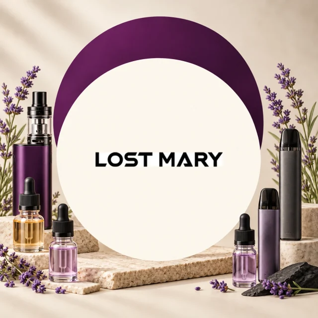 Logotipo Lost Mary en un círculo crema, rodeado de distintos dispositivos de vapeo, frascos con cuentagotas y flores moradas. Logotipo Lost Mary en un círculo crema, rodeado de distintos dispositivos de vapeo, frascos con cuentagotas y flores moradas.