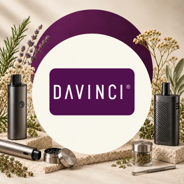 Selección de vaporizadores de distintos formatos junto al logotipo DAVINCI, un triturador y un frasco con hierbas. Selección de vaporizadores de distintos formatos junto al logotipo DAVINCI, un triturador y un frasco con hierbas.