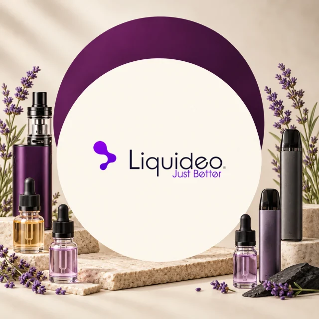 Logotipo de Liquideo con el texto «Just Better», rodeado de vapeadores de distintos formatos, frascos con cuentagotas y lavanda. Logotipo de Liquideo con el texto «Just Better», rodeado de vapeadores de distintos formatos, frascos con cuentagotas y lavanda.